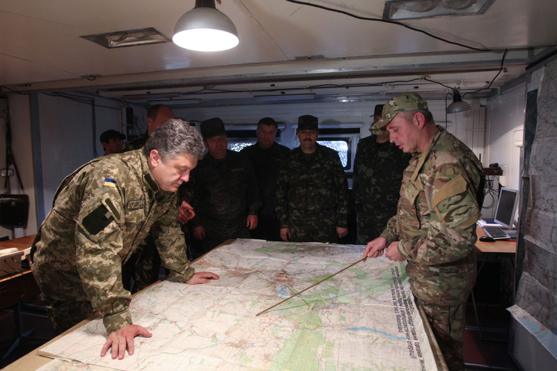 乌克兰总统视察军事基地 下令东部停火一周