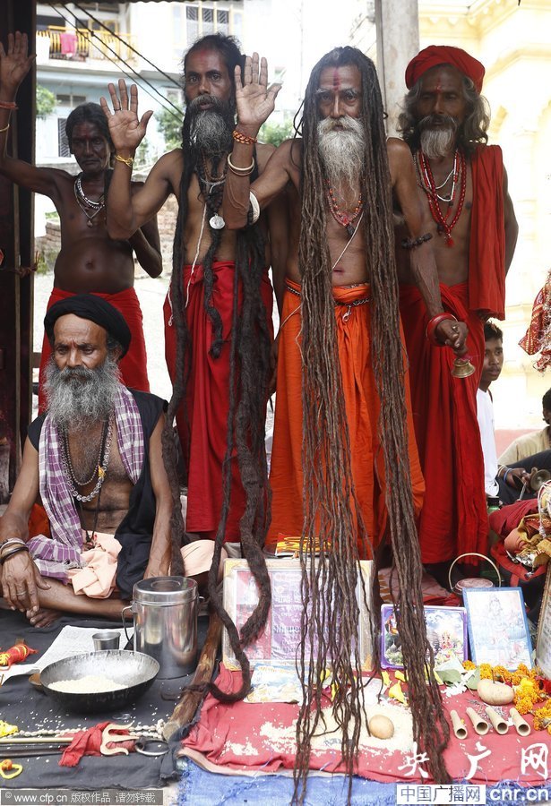 印度教苦行僧展示其11英尺长发