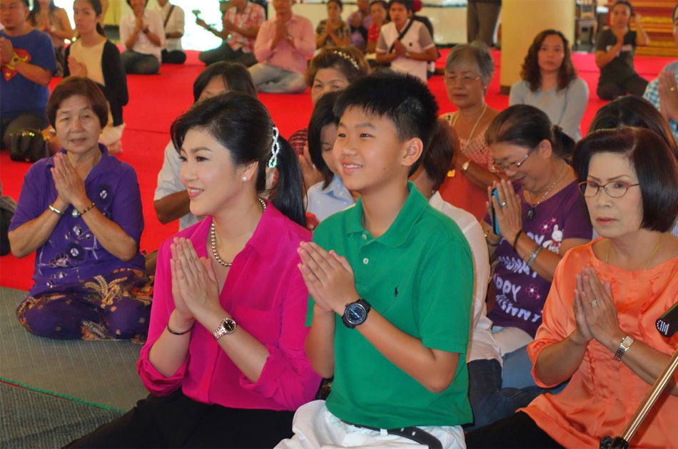 泰国政变以来英拉携儿子首次在媒体前公开亮相