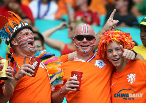 世界杯荷兰球迷打造个性营地 整齐划一橙色抢眼