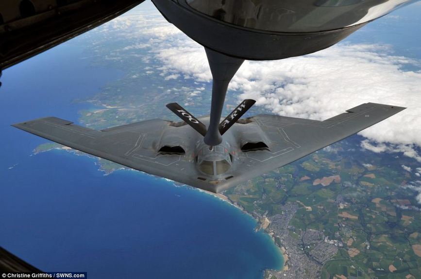 美国空军罕见发布B-2隐身战略轰炸机在空中加油照片