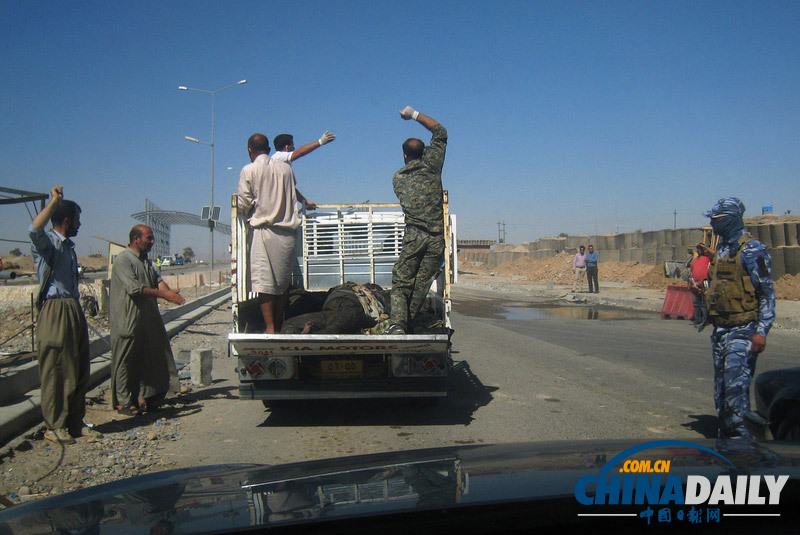 伊拉克反政府武装占领西部重镇 在当地发放《古兰经》