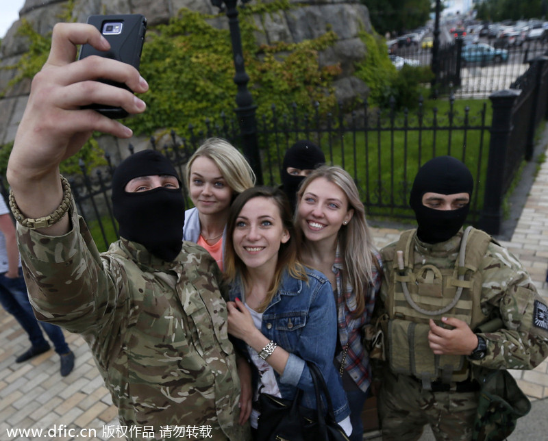 乌克兰志愿军宣誓加入乌反恐部队 与亲友惜别
