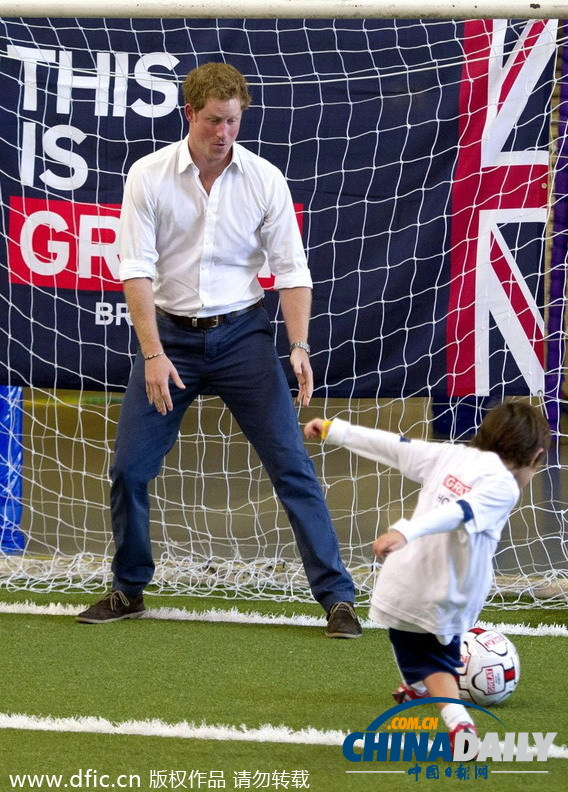 哈里王子世界杯现场看球不过瘾 当守门员与萝莉踢足球