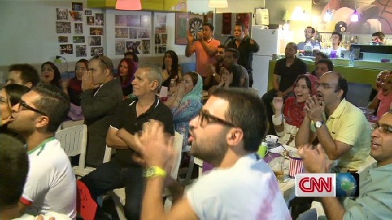 反抗禁令：伊朗女性与男性同看世界杯