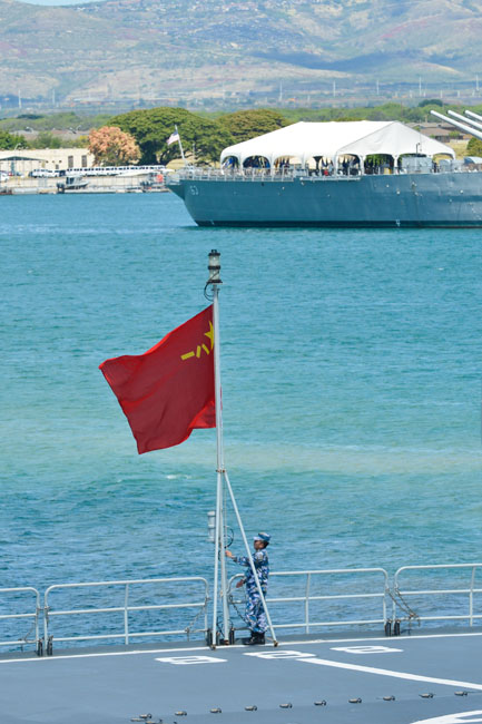环太军演：中国海军参演舰艇编队抵达夏威夷珍珠港