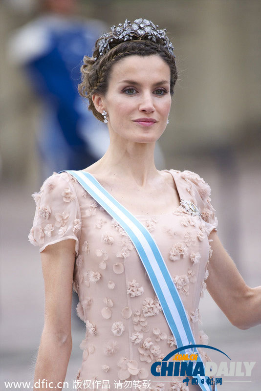 西班牙新王后短发造型亮相 盘点其时尚之路