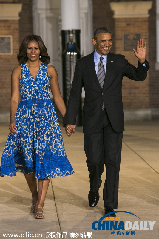 奥巴马携妻女参加海军陆战队夜间阅兵 女儿萨莎抢镜