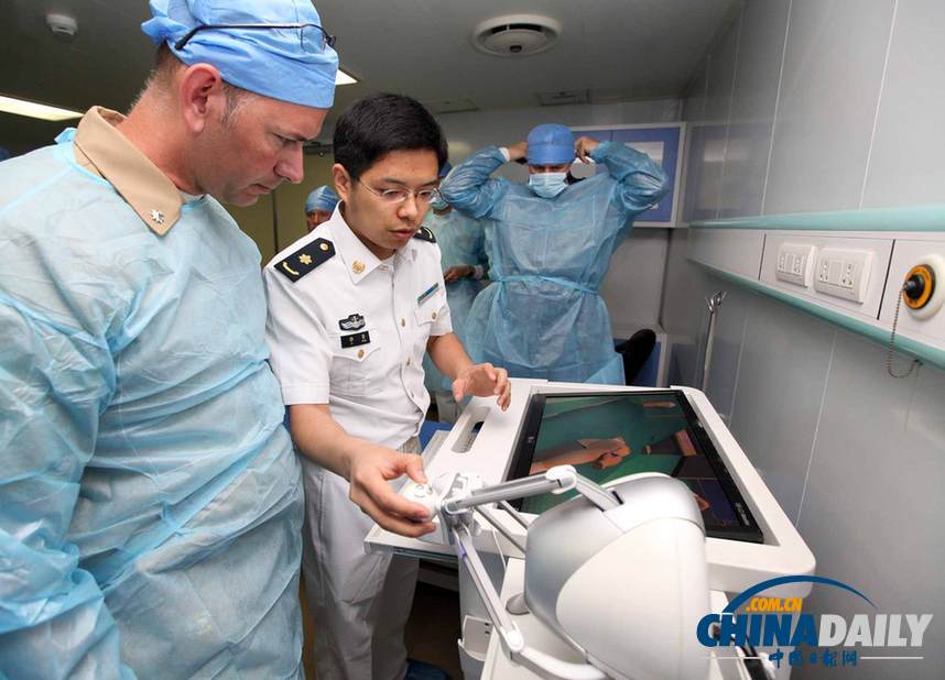 “环太平洋—2014”演习医务人员参观中国海军和平方舟医院船