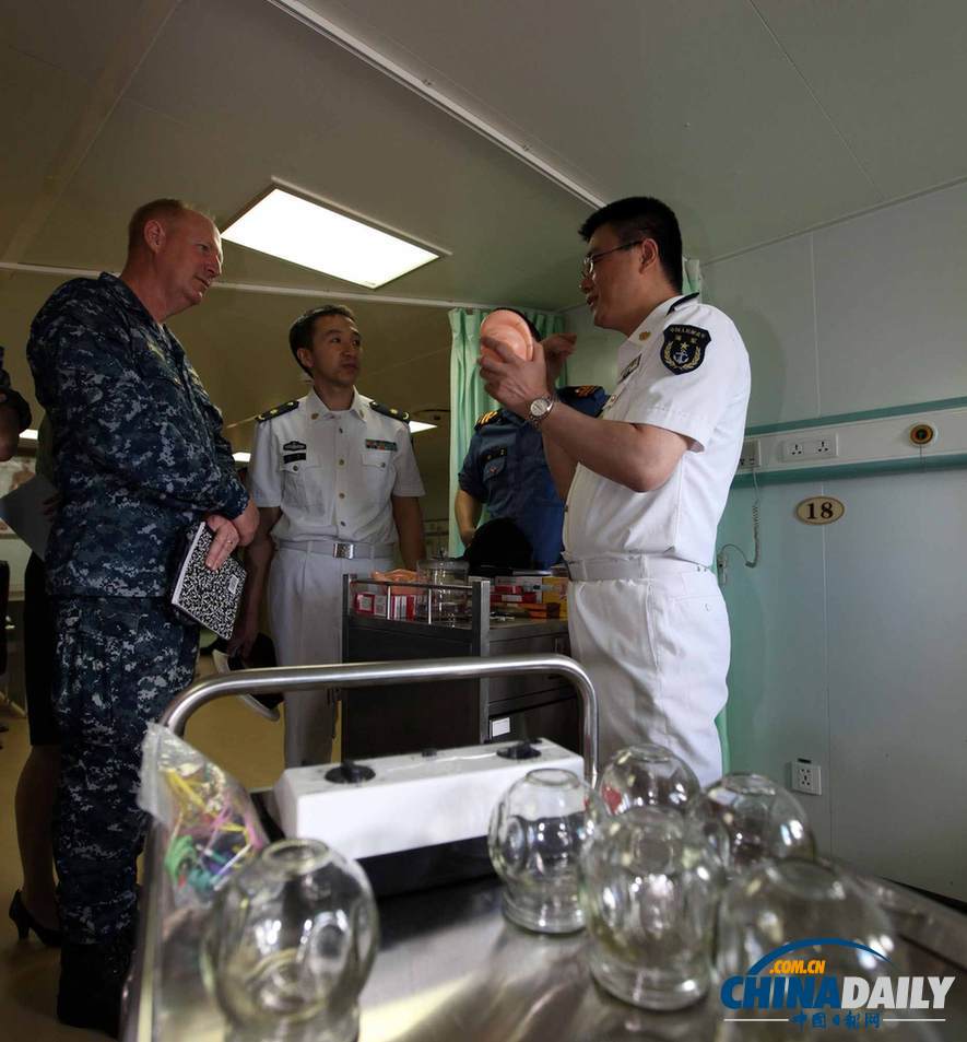 “环太平洋—2014”演习医务人员参观中国海军和平方舟医院船