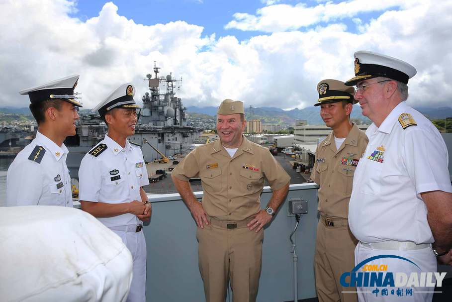 美海军第三舰队司令官参观中国参演舰艇编队