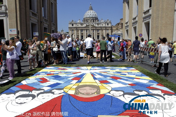 意大利“鲜花地毯”美如画 缤纷色彩引行人围观