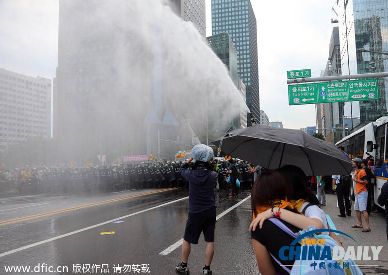 韩国农民跪地示威 遭警方高压水炮袭击