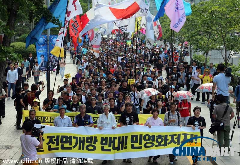 韩国农民跪地示威 遭警方高压水炮袭击