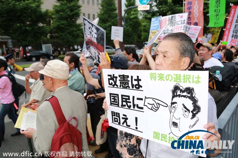 日本万余人包围安倍官邸抗议解禁集体自卫权