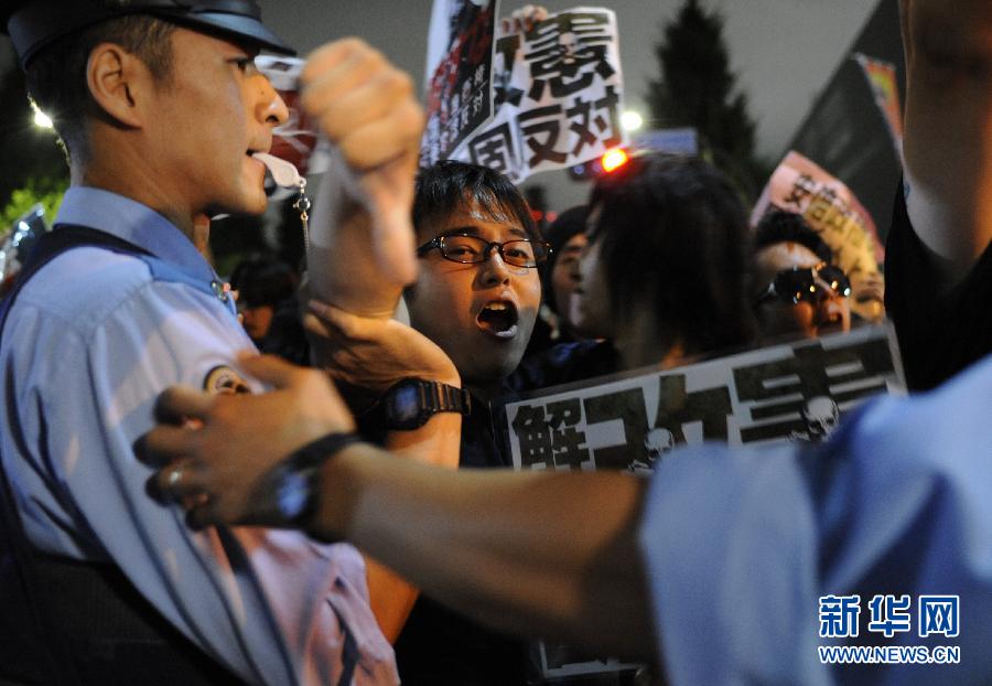 日本万余人包围安倍官邸抗议解禁集体自卫权