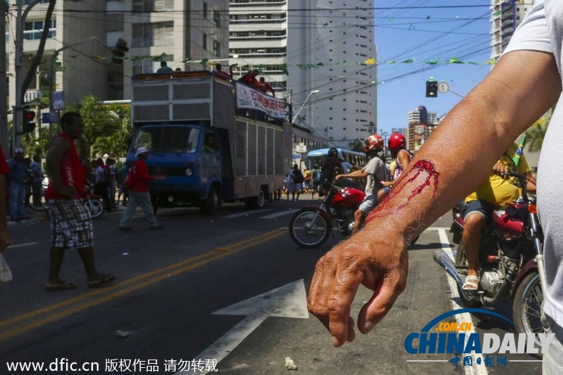 巴西工人与军警街头对峙 爆发冲突血流不止