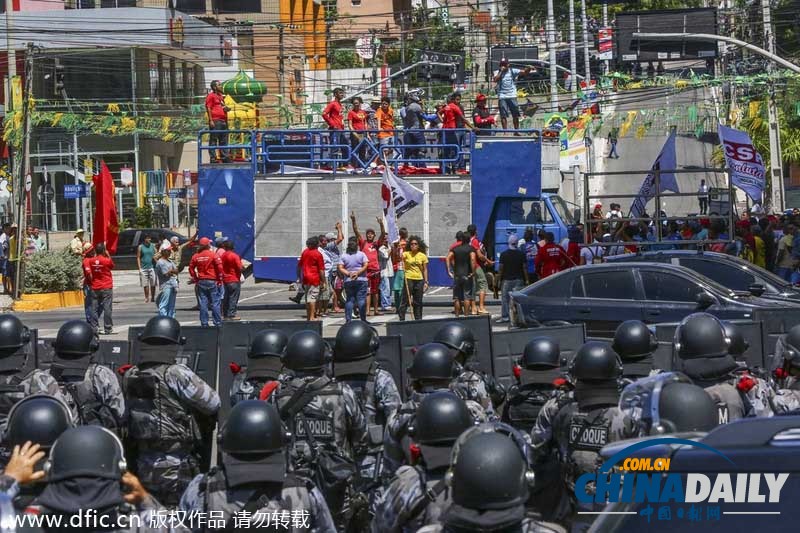 巴西工人与军警街头对峙 爆发冲突血流不止