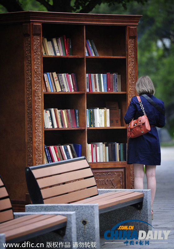 俄罗斯广场书架免费借阅 小清新美女埋头读书
