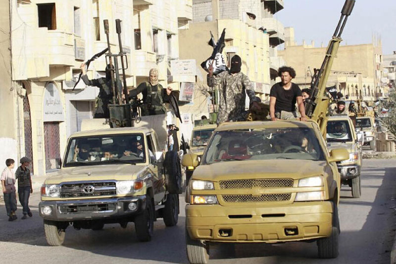 伊拉克极端组织阅兵 飞毛腿导弹被曝光后引质疑