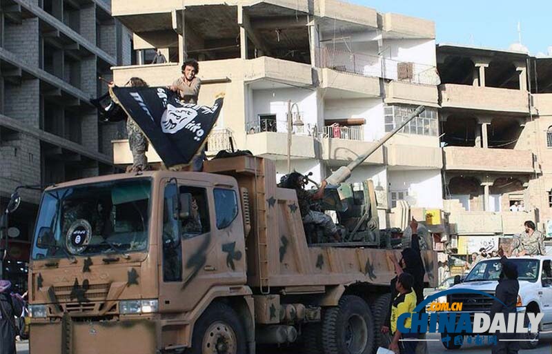伊拉克极端组织武装于叙游行 展示缴获伊军队武器