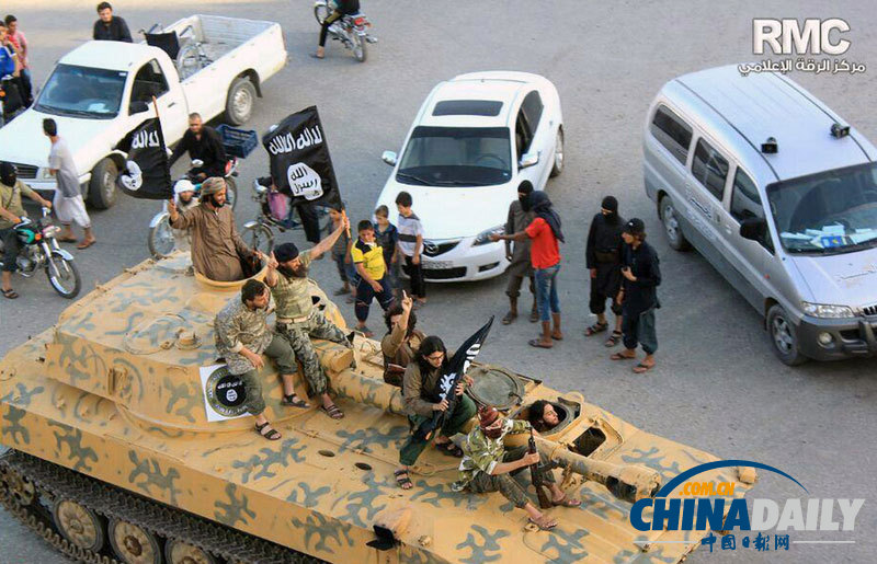 伊拉克极端组织武装于叙游行 展示缴获伊军队武器