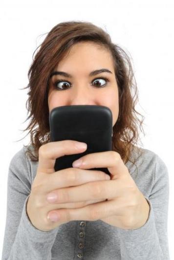 韩媒称女生更易对智能手机上瘾 沉迷聊天软件
