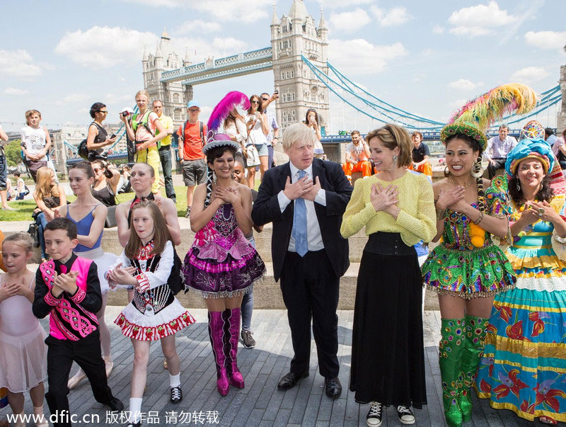 伦敦市长鲍里斯与芭蕾舞女演员热舞不亦乐乎