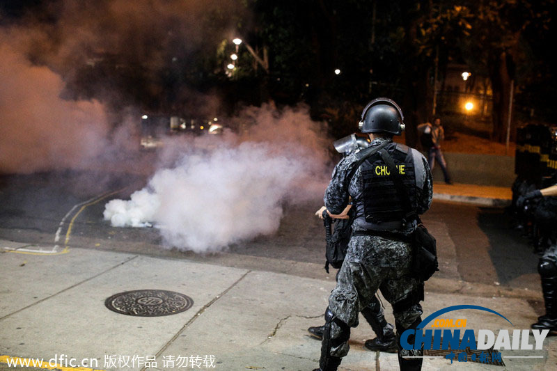 巴西世界杯抗议声不断 民众要求释放遭逮捕示威者