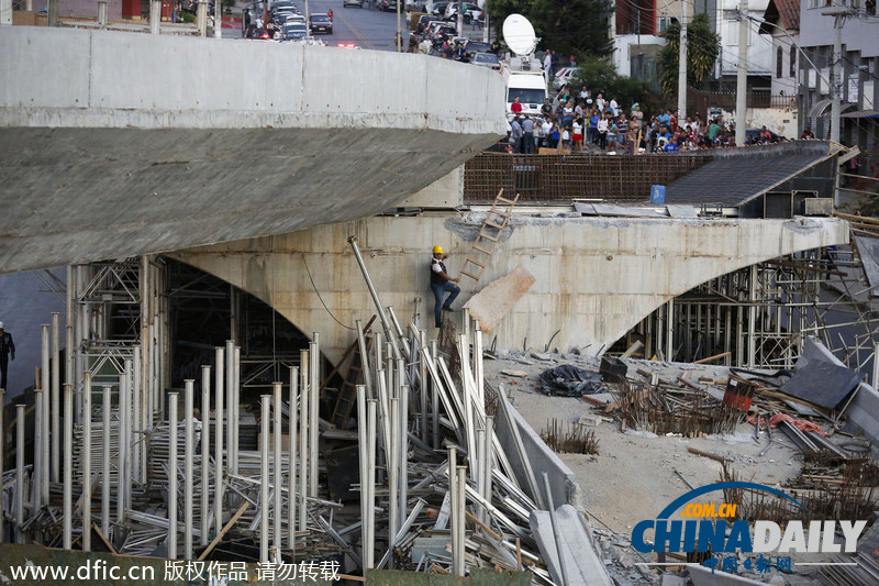 世界杯半决赛举办地天桥倒塌 多辆车被压2死19伤