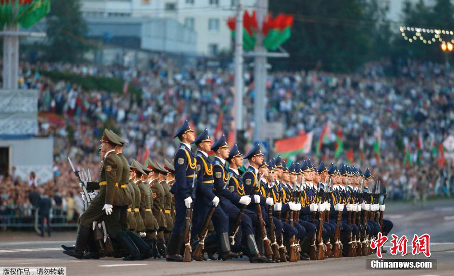 白俄罗斯举行大型阅兵纪念独立70周年