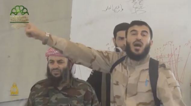 叙利亚反对派指挥官演讲时拿粉红卡通笔记本
