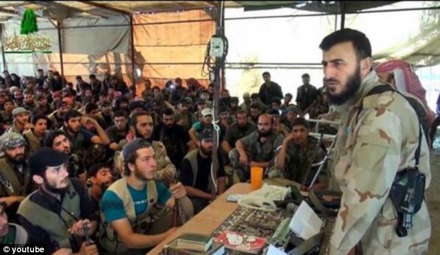 叙利亚反对派指挥官演讲时拿粉红卡通笔记本