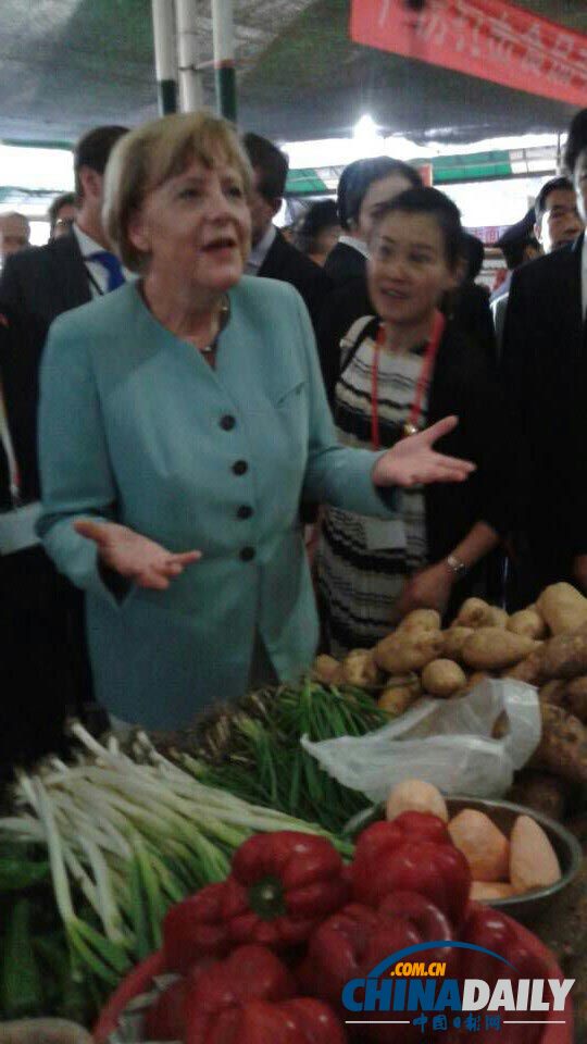 德国总理逛成都菜市场 亲付现金买豆瓣酱