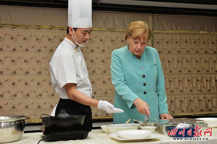 默克尔造访川菜馆品尝宫保鸡丁 熟练用筷子