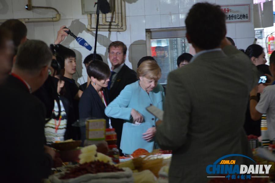 德国总理逛成都菜市场 访川菜馆