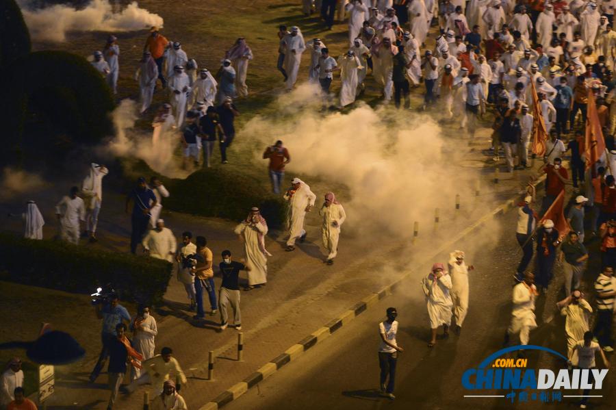 科威特民众反贪腐游行 警方使用催泪弹驱散