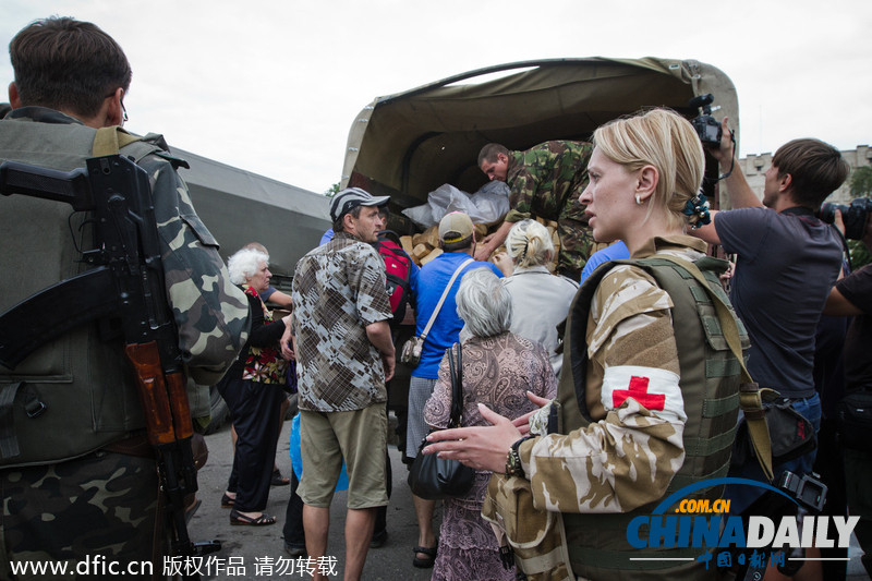 乌军向东部地区提供人道主义援助 民众争相领取救济品