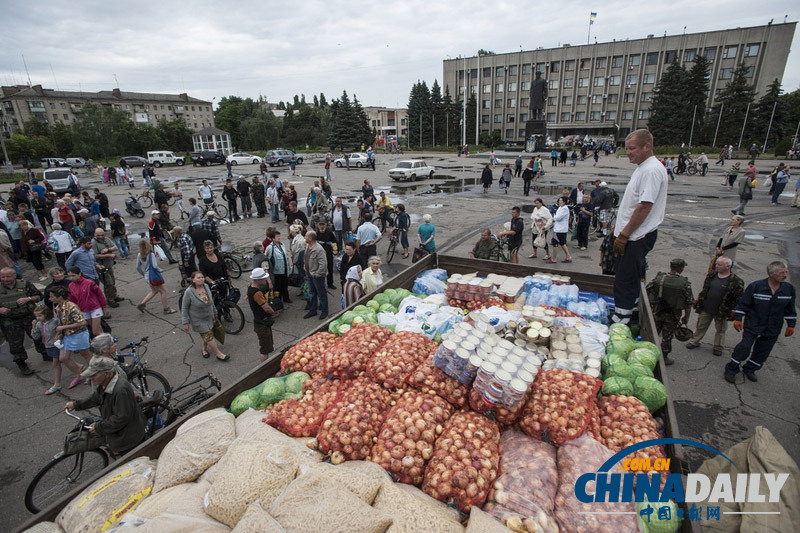 乌军向东部地区提供人道主义援助 民众争相领取救济品
