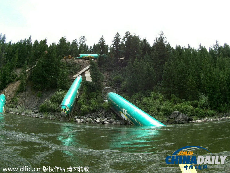 美国一货运列车脱轨 致三架波音737落水
