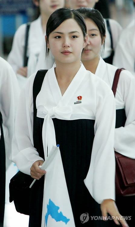 朝鲜拉拉队约100人 个个年轻貌美“思想过关”