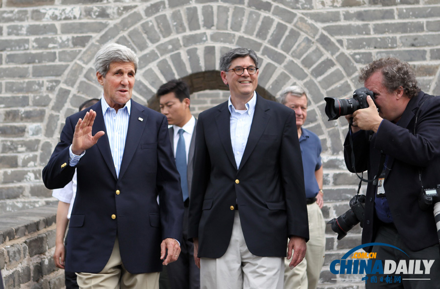 美国国务卿克里与财长卢参观八达岭长城