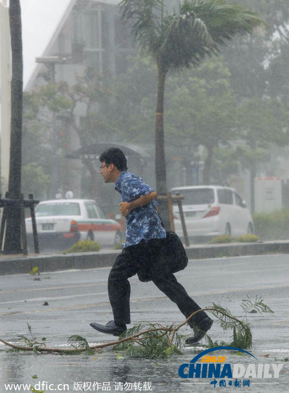 超强台风“浣熊”袭击日本 冲绳地区降暴雨