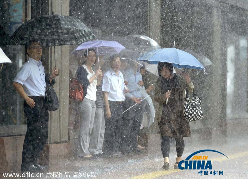 超强台风“浣熊”袭击日本 冲绳地区降暴雨