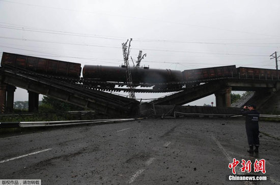 乌克兰民间武装炸毁通往顿涅兹克桥梁