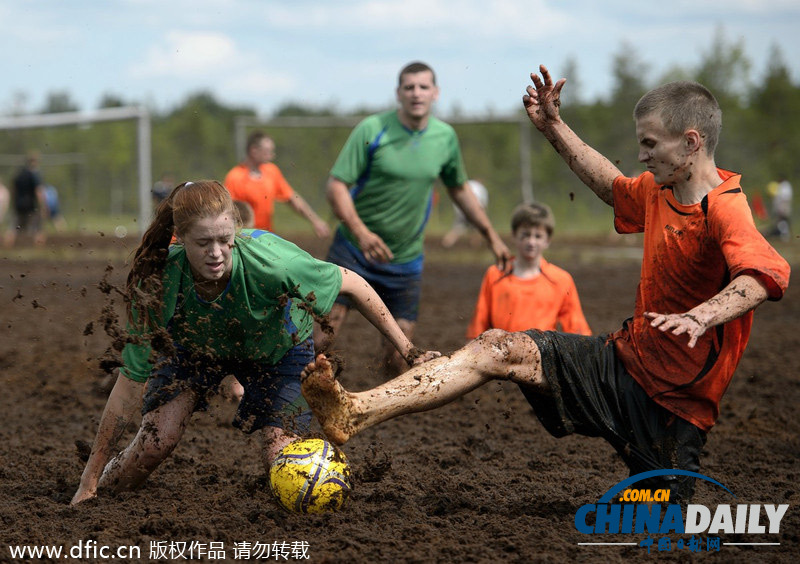 俄罗斯趣味沼泽足球赛 满身泥浆欢乐无比
