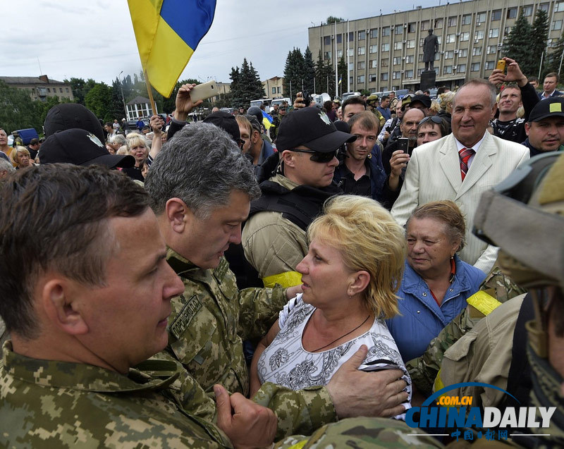 乌克兰总统前线视察安保严密 季莫申科献血“反恐”