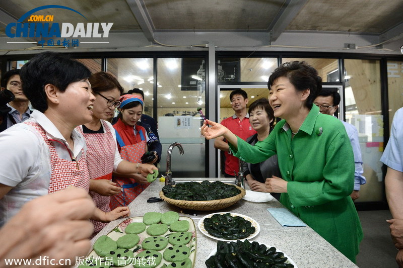 韩总统朴瑾惠卖场购物秀亲民 亲自喂民众吃艾蒿饼