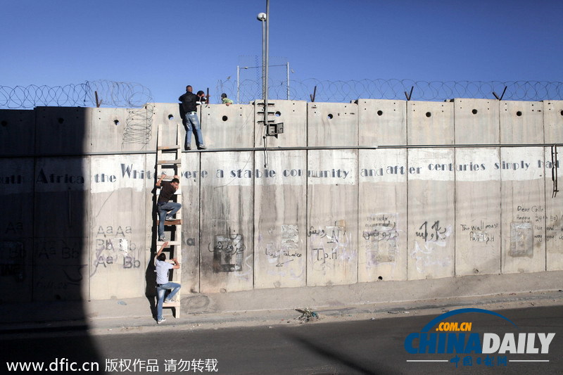 巴勒斯坦人翻过隔离墙 前往耶路撒冷参加斋月祈祷