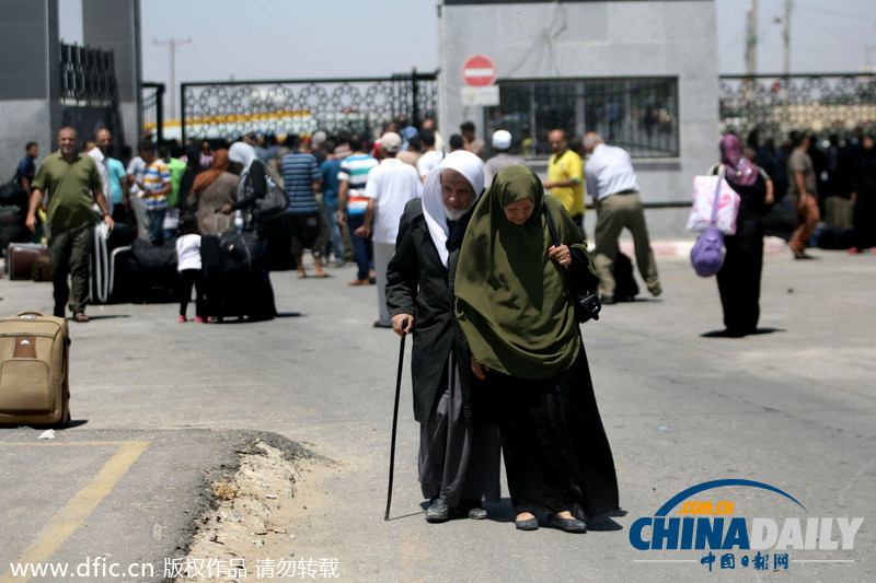 埃及开放拉法边境 埃及裔巴勒斯坦民众翻墙离境